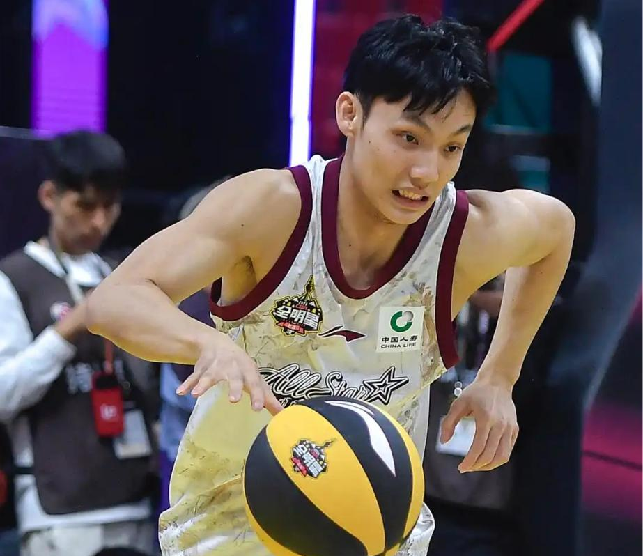 包含CBA季后赛倒计时，广州队冲刺阶段防线松动，细节引发关注，质疑声仍在，团队化学反应显著的词条